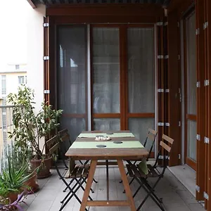  Apartment Terrace Close To Metro Station